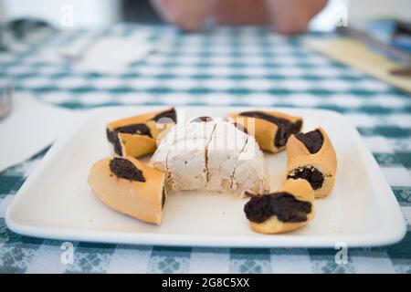 Selektive Nahaufnahme des traditionellen Qaghaq Tal-Ghasel Dessert auf einem weißen Teller Stockfoto