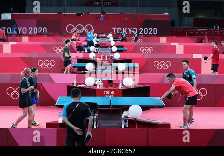 Tokio, Japan. Juli 2021. Tischtennisspieler (unten) des chinesischen Hongkongs nehmen an einer Trainingseinheit vor den Olympischen Spielen 2020 in Tokio, Japan, am 19. Juli 2021 Teil. Quelle: Wang Dongzhen/Xinhua/Alamy Live News Stockfoto