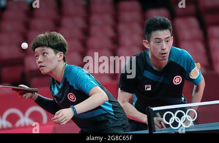 Tokio, Japan. Juli 2021. Die Tischtennisspieler Doo Hoi Kem (L) und Wong Chun Ting aus dem chinesischen Hongkong nehmen an einer Trainingseinheit vor den Olympischen Spielen 2020 in Tokio, Japan, am 19. Juli 2021 Teil. Quelle: Wang Dongzhen/Xinhua/Alamy Live News Stockfoto