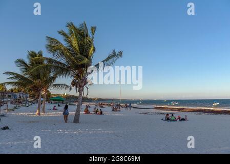 Touristen am Tulum Beach, Quintana Roo, am Morgen, Mexiko Stockfoto