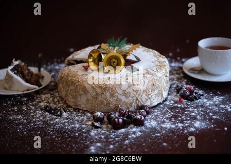 Weihnachtlicher Obstkuchen mit weißem Fondant Stockfoto