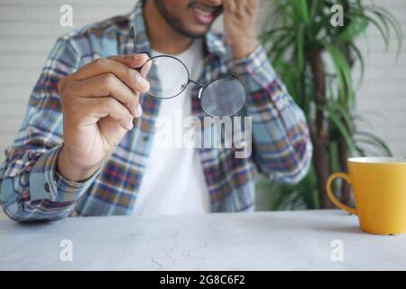 Nahaufnahme von verärgerten Mann leiden unter starken Augenschmerzen Stockfoto