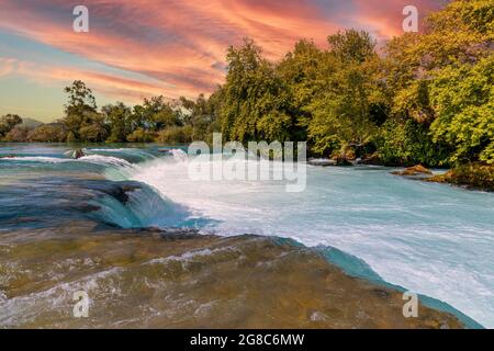 Manavgat Wasserfall in Antalya, Türkei am sonnigen Tag - Naturreise Hintergrund Stockfoto