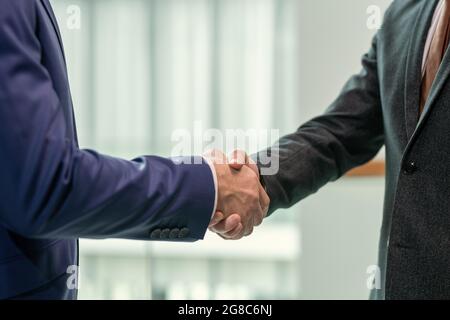 Nahaufnahme von Geschäftspartnern, die sich die Hände schütteln, bevor sie sich im Büro treffen Stockfoto