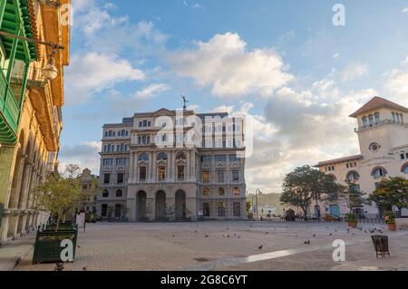 Blick auf das ehemalige Börsengebäude (Edificio de la Lonja del Comercio de La Habana) und den Meeresterminal Tierra Maestra in der Altstadt von Havanna, Kuba Stockfoto