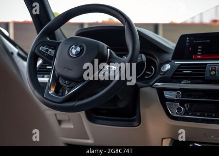 Ukraine, Odessa 8. - 2021. Juli: Innenansicht mit Lenkrad und Armaturenbrett des luxuriösen teuren neuen BMW X3 Autos Stockfoto