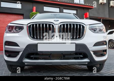 Ukraine, Odessa 8. - 2021. Juli: Vorderansicht eines Luxuswagens BMW X3. Kompakter moderner Crossover-SUV Stockfoto