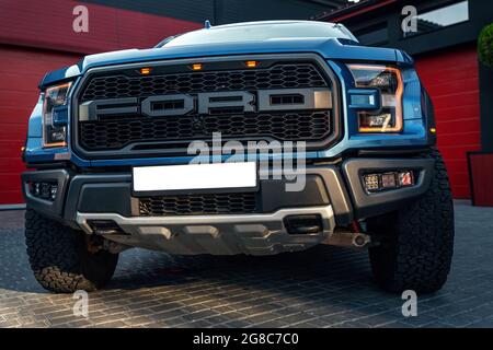 Ukraine, Odessa 8. - 2021. Juli: Nahaufnahme des Ford Raptor Pick-up Trucks. Neue Ford Ranger Raptor blaue Farbe auf dem Parkplatz Stockfoto