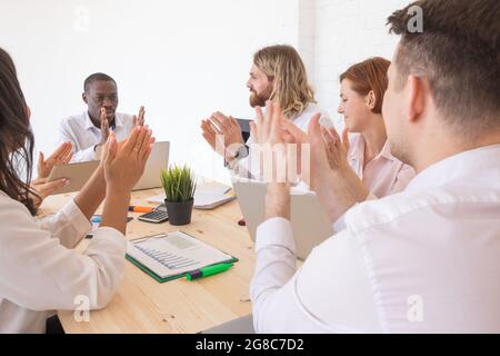 Geschäftsleute applaudieren bei der Besprechung im Büro Erfolgskooperation Konzept Stockfoto