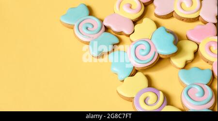 Bunte Lebkuchen in Form von Süßigkeiten in Glasur. Stockfoto