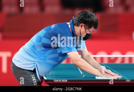 Tokio, Japan. Juli 2021. Ein Mitarbeiter desinfiziert eine Tischtennisplatte am Tokyo Metropolitan Gymnasium in Tokio, Japan, 19. Juli 2021. Quelle: Wang Dongzhen/Xinhua/Alamy Live News Stockfoto