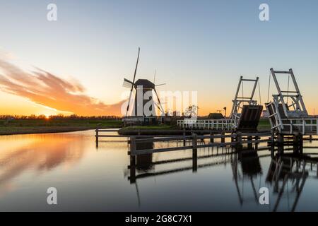 Niederländische Windmühlen in Kinderdijk, UNESCO-Weltkulturerbe, Südholland, Niederlande Stockfoto