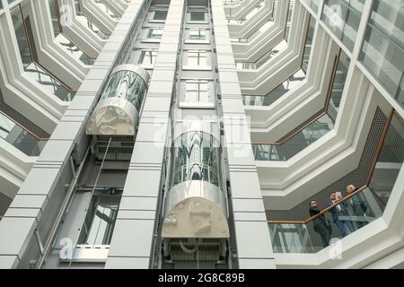 Bild eines hochmodernen Bürogebäudes mit Aufzügen Stockfoto