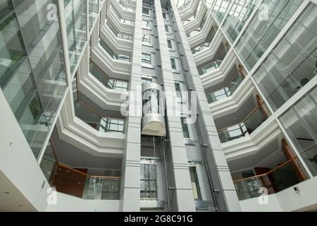 Bild eines hochmodernen Bürogebäudes mit großen Fenstern und Aufzug Stockfoto