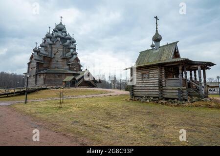 Eine alte hölzerne orthodoxe Kirche im Namen der Fürsprache der Allheiligen Gottesmutter. Russische Holzarchitektur. St. Petersburg, Russland. Stockfoto