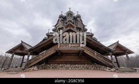 Eine alte hölzerne orthodoxe Kirche im Namen der Fürsprache der Allheiligen Gottesmutter. Russische Holzarchitektur. St. Petersburg, Russland. Stockfoto