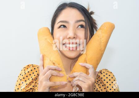 Portrait Frau glücklich mit Brot im Brotladen, Frauen mit Brot Lächeln in der Bäckerei Stockfoto