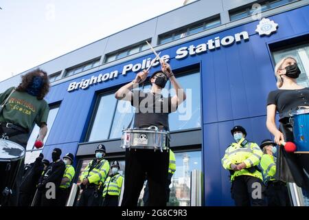 Brighton, East Sussex, Großbritannien. Juli 2021. Etwa 50 Demonstranten schlugen in Brighton auf die Straßen, um gegen ein umstrittenes Polizeigesetz zu protestieren Stockfoto