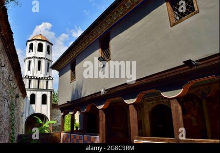 PLOVDIV, BULGARIEN - 12. Aug 2015: Ein schwarz-weißer Glockenturm der St. Konstantin und St. Elena Kirche, Altstadt, Plovdiv, Bulgarien auf einem schönen bewölkten Stockfoto