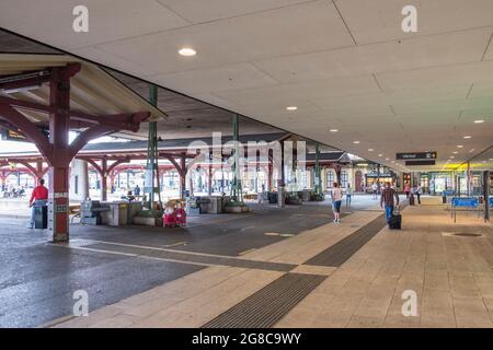 Bahnsteige an einem Bahnhof in Göteborg, Schweden Stockfoto