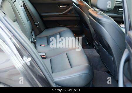 Schwarzer Leder-Rücksitz in moderner Limousine Stockfoto