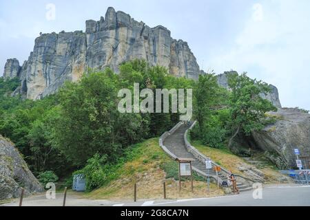 Blick auf den Felsen Pietra di Bismantova in Italien, Reggio Emilia von unten. Berglandschaft Stockfoto