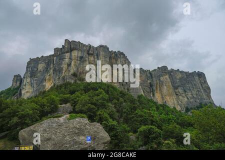 Blick auf den Felsen Pietra di Bismantova in Italien, Reggio Emilia von unten. Berglandschaft Stockfoto