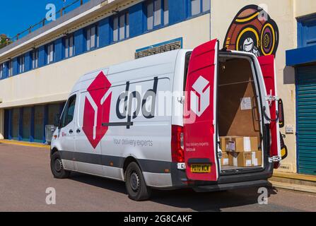 DPD Lieferwagen mit Hintertüren wurde geöffnet und zeigt Pakete, die im Juli an der Promenade in Bournemouth, Dorset, Großbritannien, geparkt wurden Stockfoto