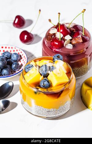 Chia-Pudding mit Frucht- und Beerensmoothies in Gläsern, Nahaufnahme. Gesundes Lebensmittelkonzept, veganes Frühstück. Stockfoto