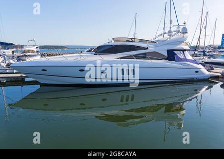 Das Sunseeker-Boot liegt an einem sonnigen Abend im Juli in der Marina am Poole Quay in Poole Harbour, Poole, Dorset UK Stockfoto