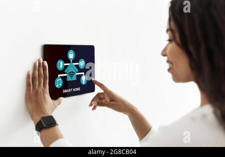 Remote Smart Home Control-System auf digitalem Tablet Stockfoto