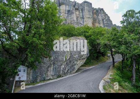 Bergstraße in den Bergen. Blick auf den Felsen Pietra di Bismantova in Italien, Reggio Emilia von unten. Berglandschaft Stockfoto