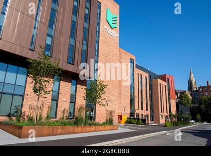 Sommermorgen im neuen Nottingham College City Hub an der Südseite von Nottingham City, Nottinghamshire, England Stockfoto