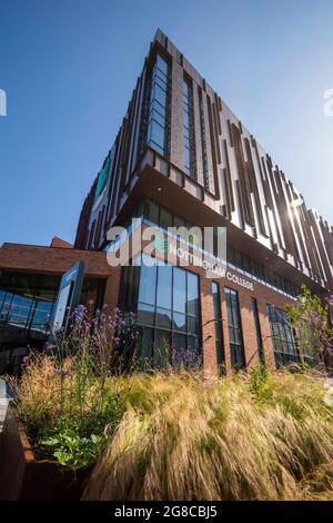 Sommermorgen im neuen Nottingham College City Hub an der Südseite von Nottingham City, Nottinghamshire, England Stockfoto