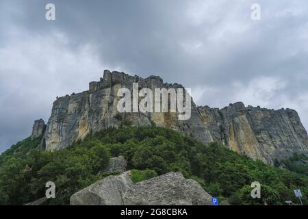 Blick auf den Felsen Pietra di Bismantova in Italien, Reggio Emilia von unten über den dramatischen Himmel. Berglandschaft Stockfoto