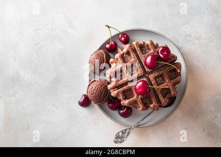 Hausgemachte Schokoladenwaffeln mit Beeren und Schokoladeneis. Köstliches Dessert oder Frühstück. Nahaufnahme Stockfoto