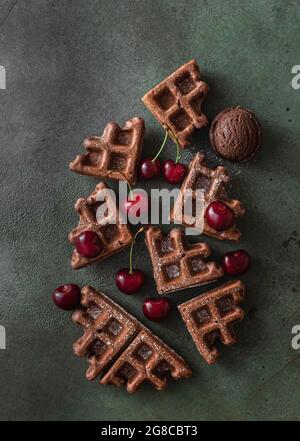 Hausgemachte Schokoladenwaffeln mit Beeren und Schokoladeneis. Köstliches Dessert oder Frühstück. Nahaufnahme Stockfoto