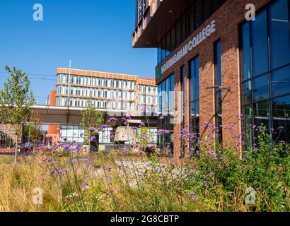 Sommermorgen im neuen Nottingham College City Hub an der Südseite von Nottingham City, Nottinghamshire, England Stockfoto