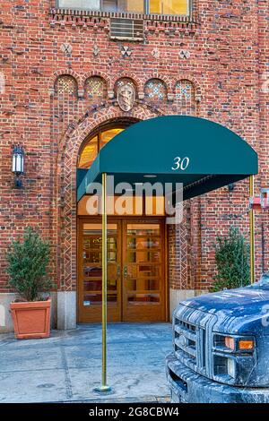 30 East 76th Street, eine Eigentumswohnung, ist Teil des Upper East Side Historic District. Stockfoto