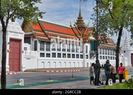 Ein Gebäude im traditionellen thailändischen Architekturstil auf dem Gelände von Wat Phra Kaew & The Grand Palace, in Bangkok, Thailand Stockfoto