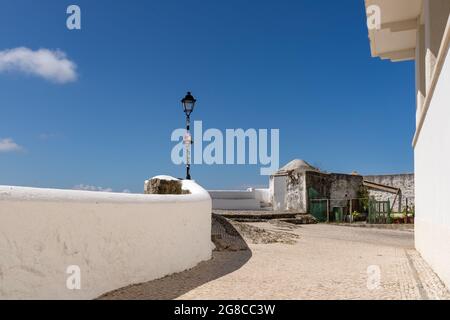 Nazare, Portugal - 28. Juni 2021: Laterne auf der Geländer des Miroudouro do Suberco in Sitio de Nazare Stockfoto