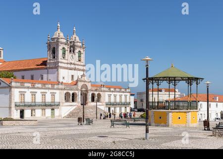 Nazare, Portugal - 28. Juni 2021: Die Kirche unserer Lieben Frau von Nazare in Sitio da Nazare Stockfoto