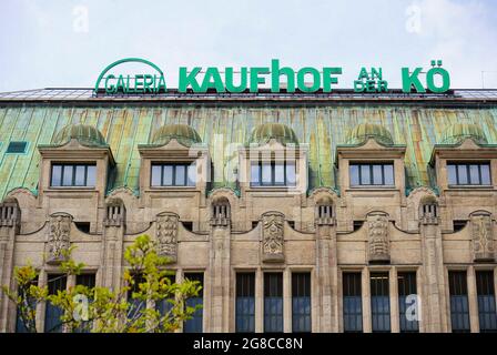 Altbau des bekannten Kaufhauses 'Kaufhof an der Kö', erbaut 1907 - 1909. „Kö“ bezieht sich auf die Einkaufsmeile Königsallee. Stockfoto