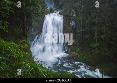 Der Gollinger Wasserfall in Österreich an regnerischen Tagen Stockfoto