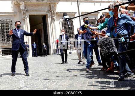 Rom, Italien. Juli 2021. Der ehemalige Premier und Sekretär der Bewegung 5 Stars, Giuseppe Conte, verlässt den Palazzo Chigi nach einem Treffen mit dem aktuellen Premierminister Mario Draghi zur Justizreform und spricht mit der Presse.Rom (Italien), 19. Juli 2021 Foto Samantha Zucchi Insidefoto Credit: Insidefoto srl/Alamy Live News Stockfoto