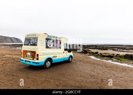 Eiswagen am Strand von Robin Hoods Bay, Yorkshire, Großbritannien, England, Eiswagen, Eis, Robin Hoods Bay, Strand, Küste, Strände, Verkäufer Stockfoto