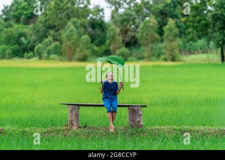 Glückliches Leben von ländlichen Kindern auf dem Land von Thailand Stockfoto