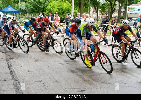Wauwatosa, WI/USA - 26. Juni 2021: Rennfahrer navigieren in der Kategorie drei der vier Männer in der amerikanischen Dairyland-Rundfahrt durch die Washington Highlands. Stockfoto