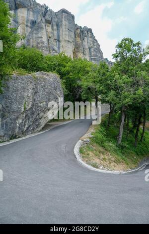 Bergstraße in den Bergen. Blick auf den Felsen Pietra di Bismantova in Italien, Reggio Emilia von unten Stockfoto