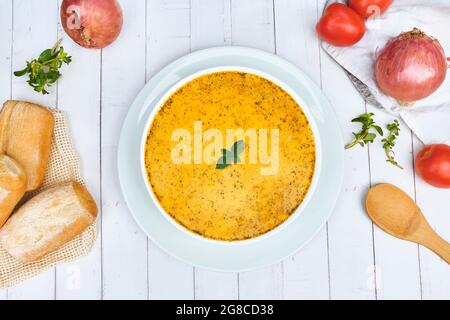 PERUANISCHE KÜCHE, traditionelle Suppe A La Minuta in weißen Schalen, Draufsicht. Stockfoto